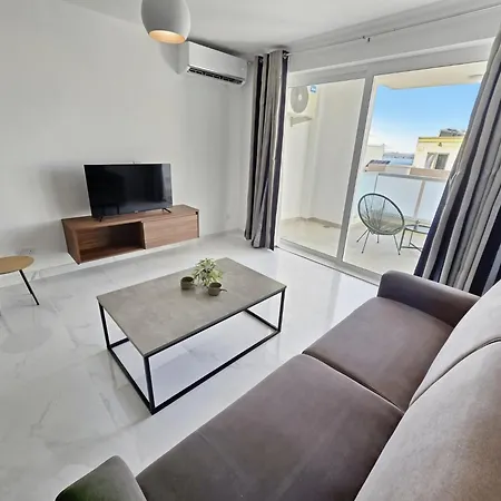 Spacious With Large Terrace 아파트