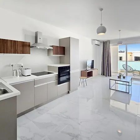 Spacious With Large Terrace * St Paul's Bay