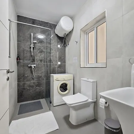 شقة Spacious With Large Terrace